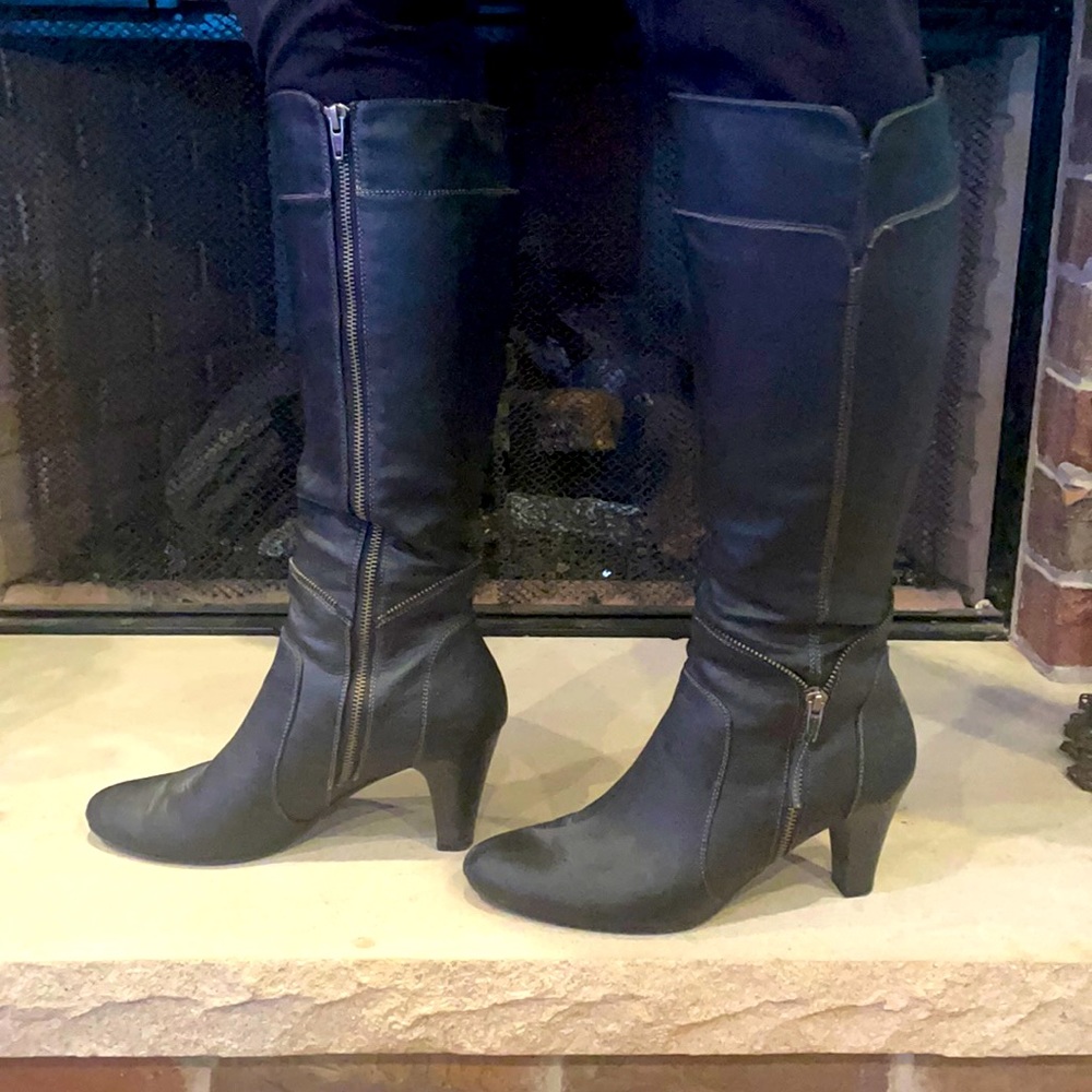 Black heeled boots